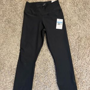 Women’s Nike cropped leggings. New with tags